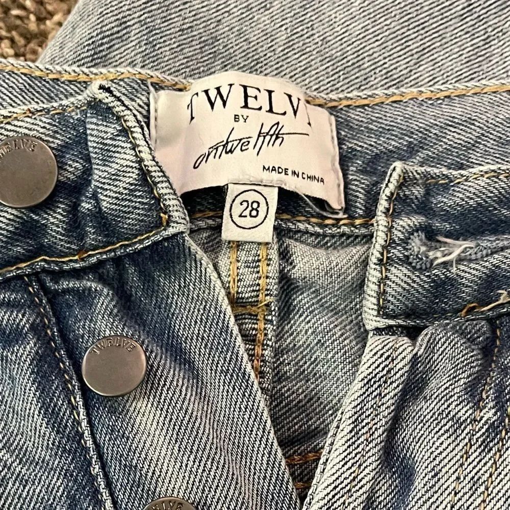 Womens high waisted distressed boyfriend jeans. Size 28. Never worn. - Picture 2 of 5